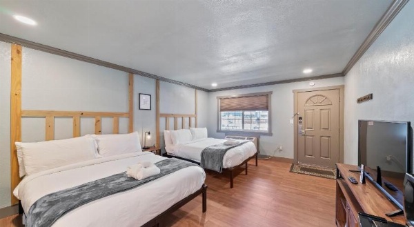 Blue Jay Lodge image 22